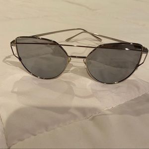 Mirror reflecting sunglasses